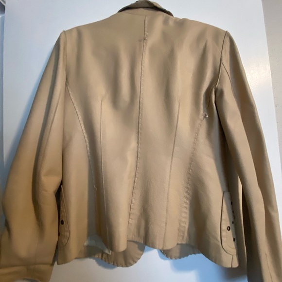 Donald J. Pliner
Beige Textured Coat size 10 Lined Embellished Jacket - Picture 2 of 2